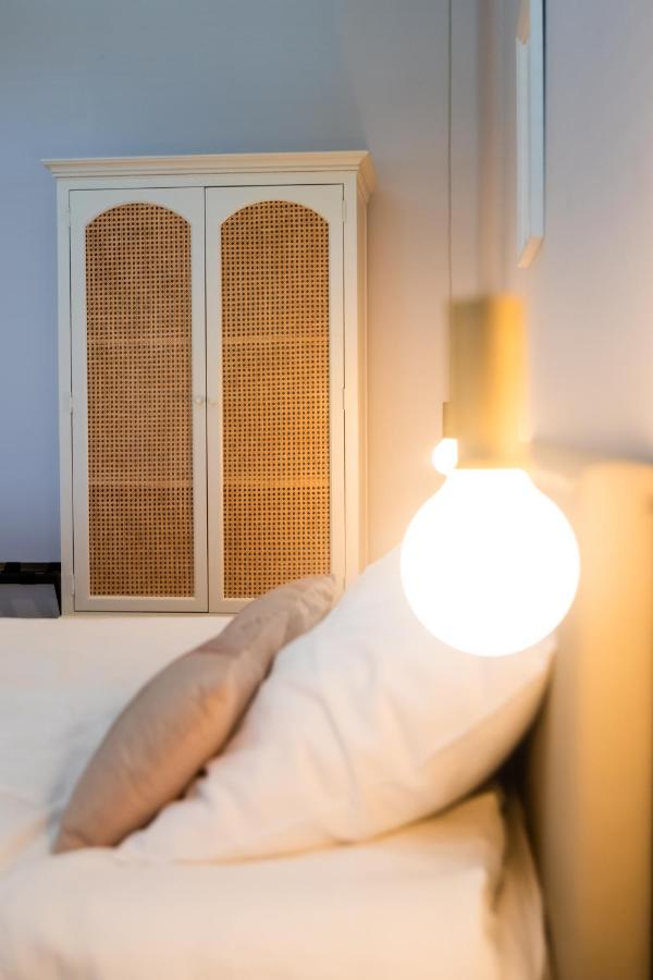 Habitación con cama extragrande.