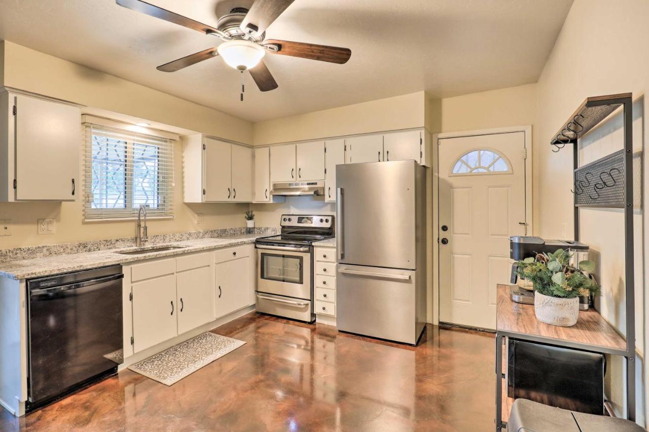 Sunny Tucson Abode with Fire Pit 9 Mi to U of A - B&B