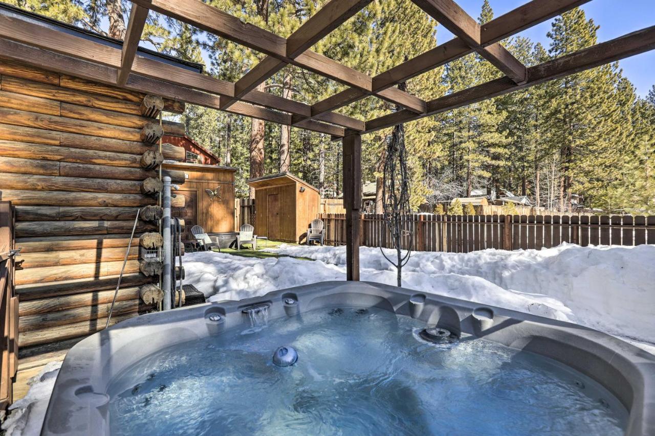 Dog-Friendly Kings Beach Log Cabin w/ Hot Tub! - Chambres d'hôtes Kings Beach