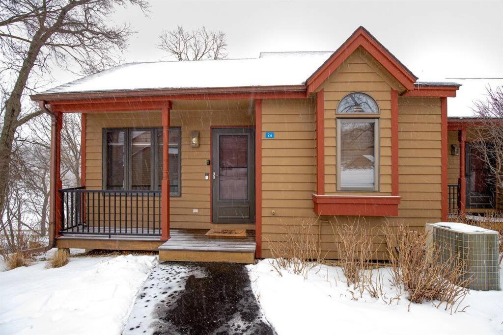 Peaceful 2-bedroom townhome retreat w/wooded view - Bed and Breakfast