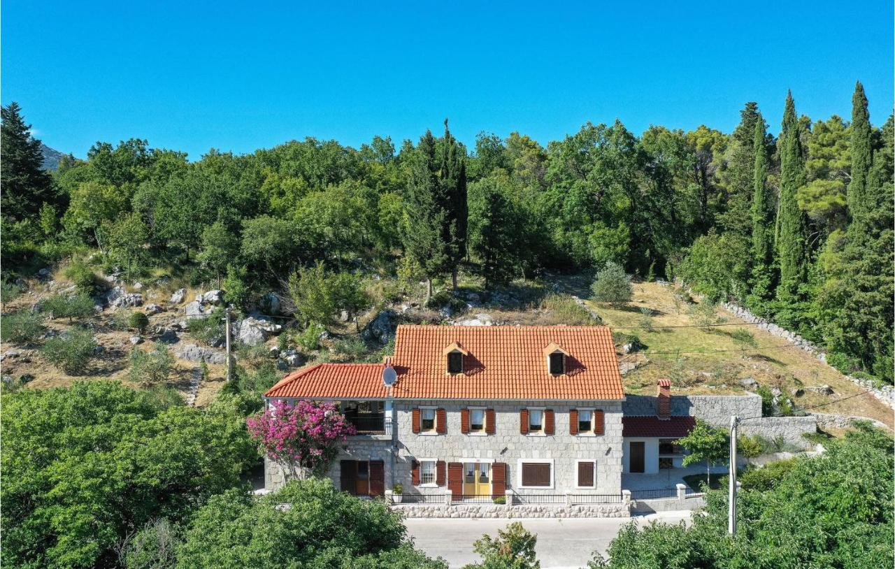 B&B Kučiće - Beautiful Home In Kucice With 5 Bedrooms, Jacuzzi And Wifi - Bed and Breakfast Kučiće