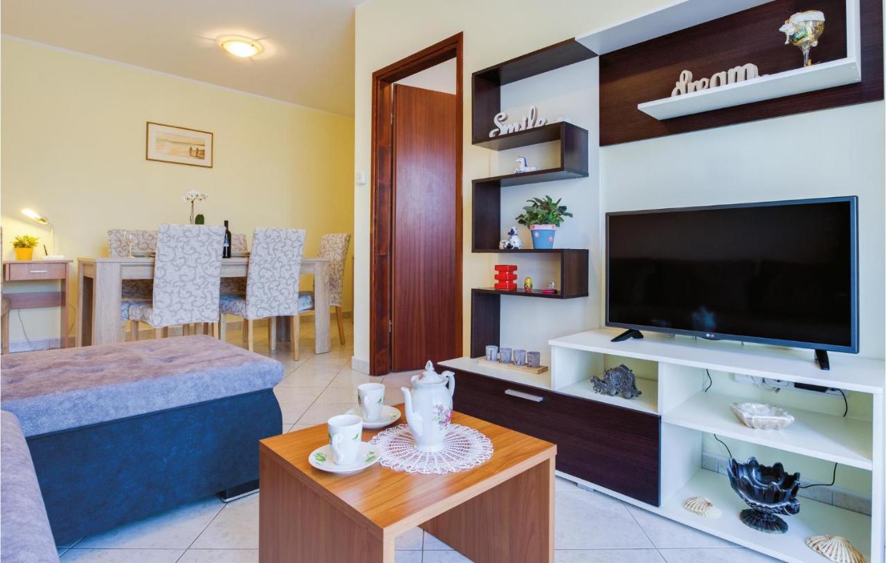 B&B Parenzo - Amazing Apartment In Porec With Kitchen - Bed and Breakfast Parenzo