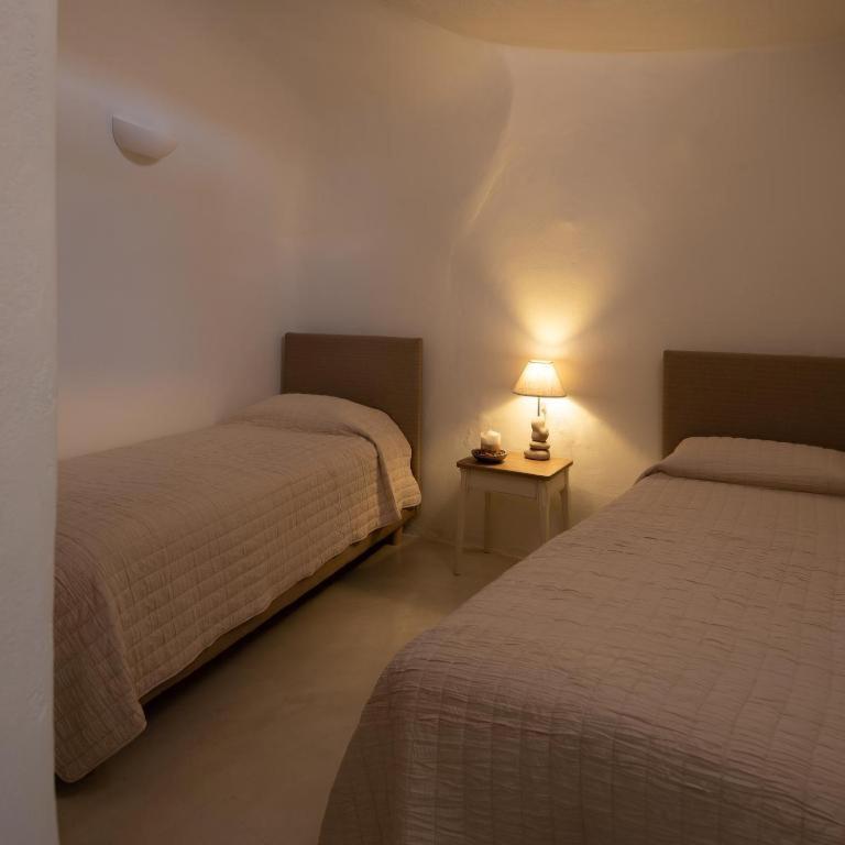 Family Cave Villa with Hot Tub and Caldera View (2-4 Adults) 