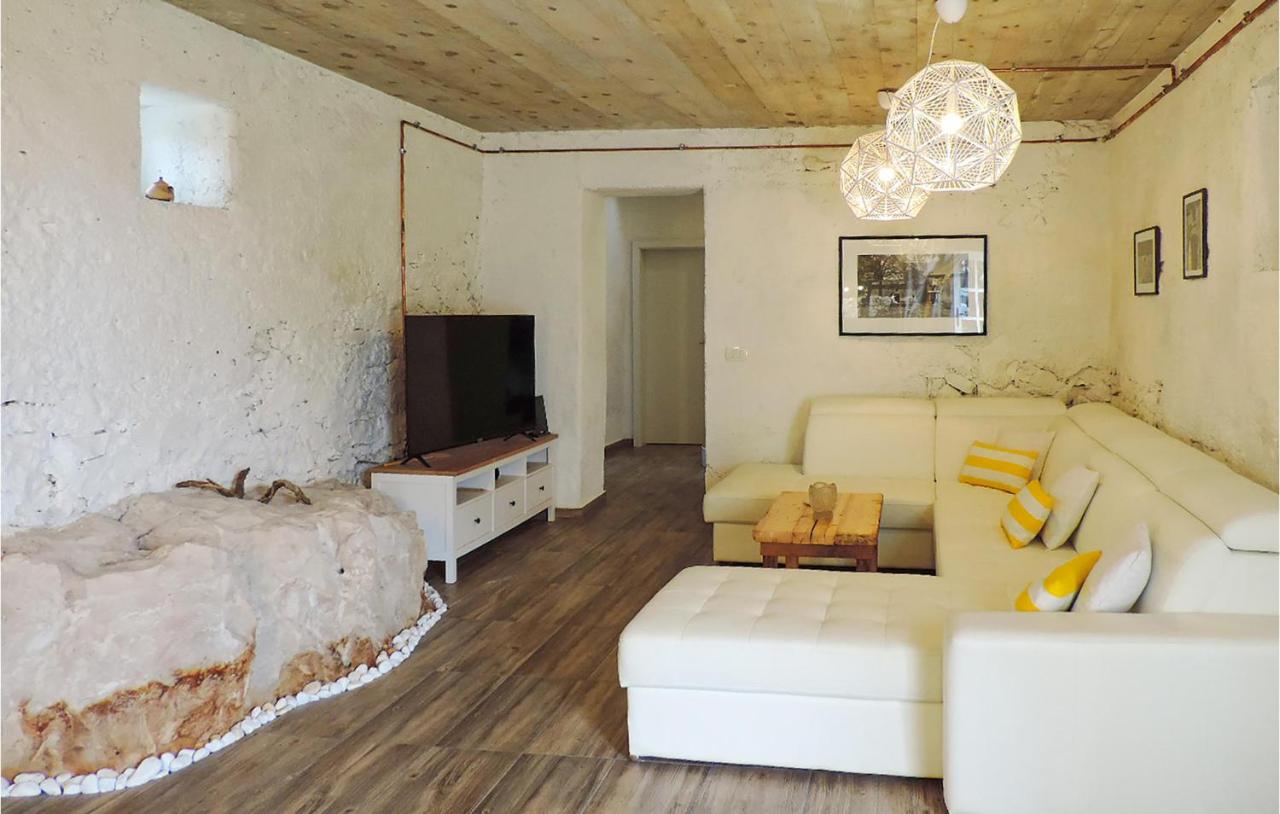 B&B Albona - 6 Bedroom Awesome Home In Labin - Bed and Breakfast Albona