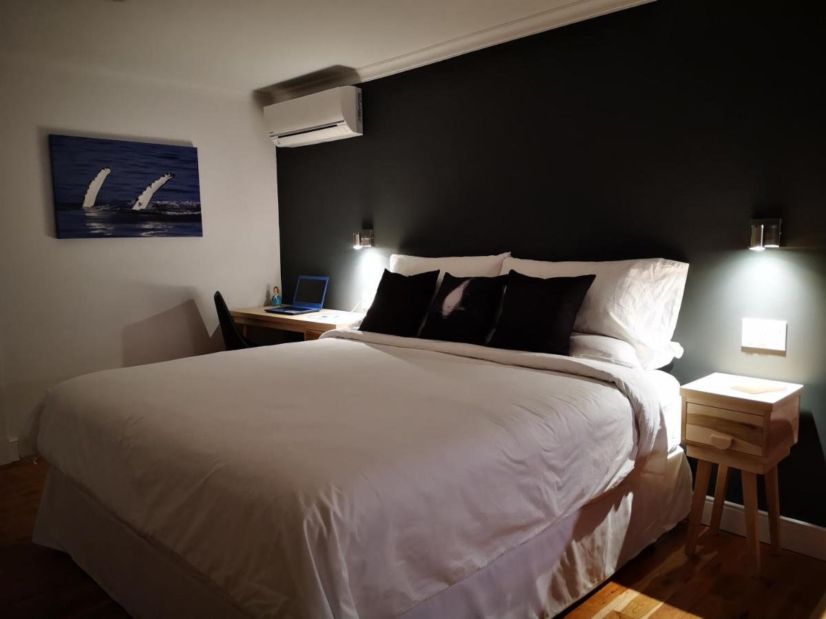Zimmer mit Kingsize-Bett und Balkon