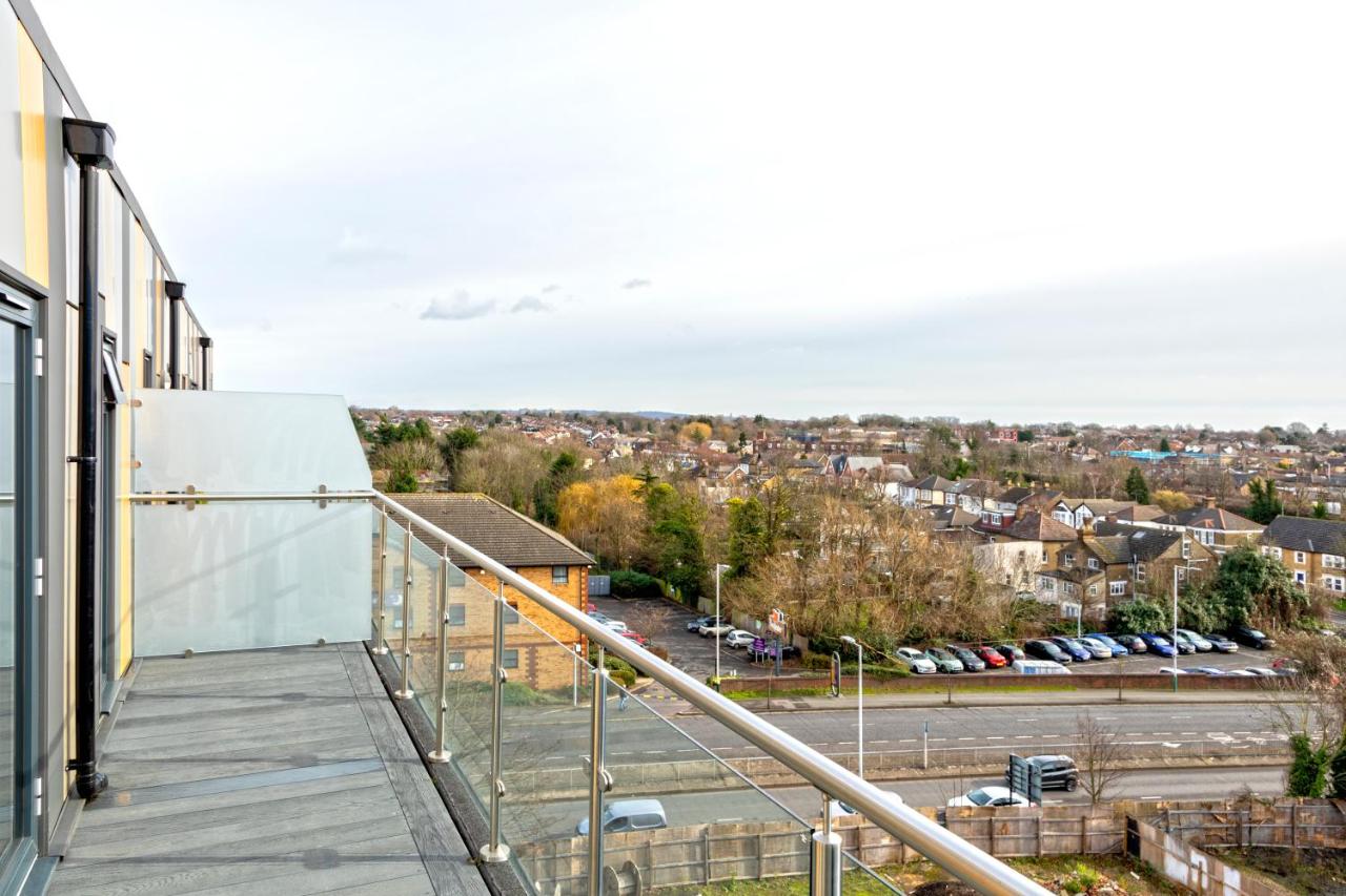 Attractive 2 Bedroom Penthouse with free Parking - B&B