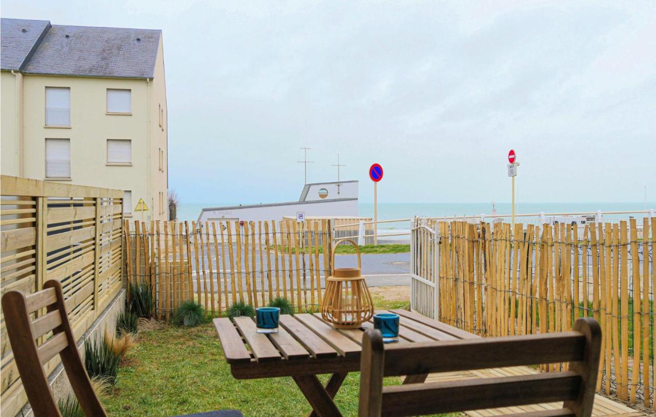 B&B Jullouville - Cozy Home In Jullouville With House Sea View - Bed and Breakfast Jullouville