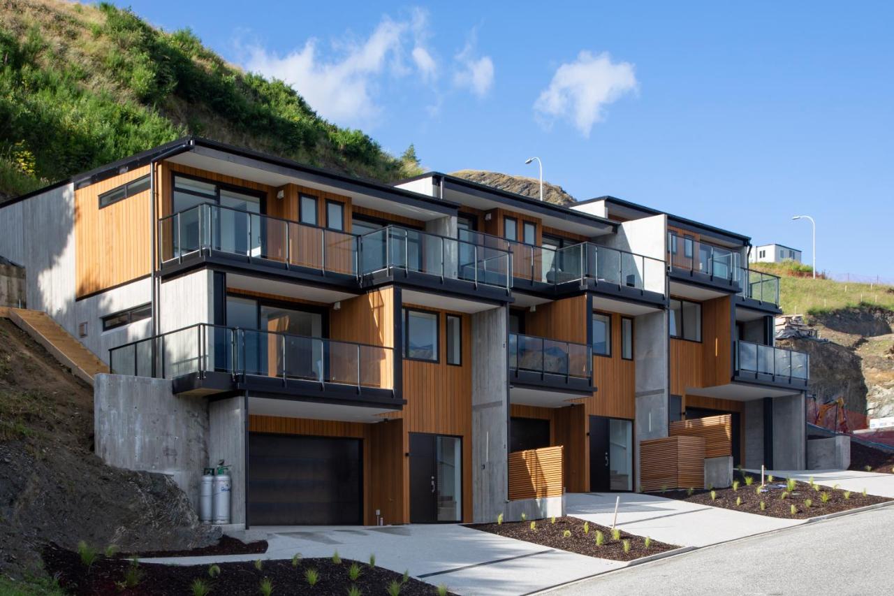 4 Bedroom Home with elevated views of Lake Wakatipu & The Remarkables - Chambres d’hôtes