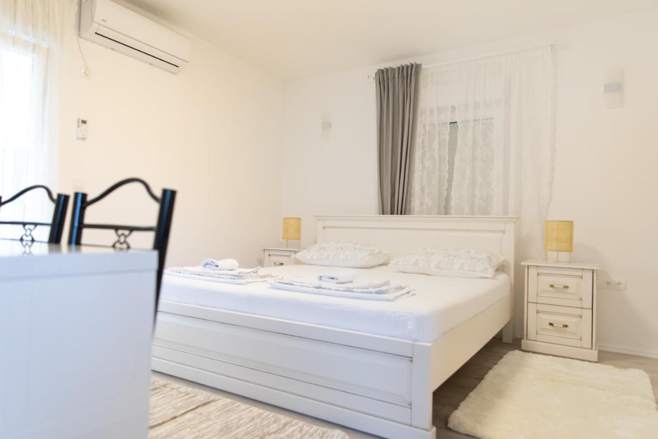 Zimmer mit Kingsize-Bett und Balkon