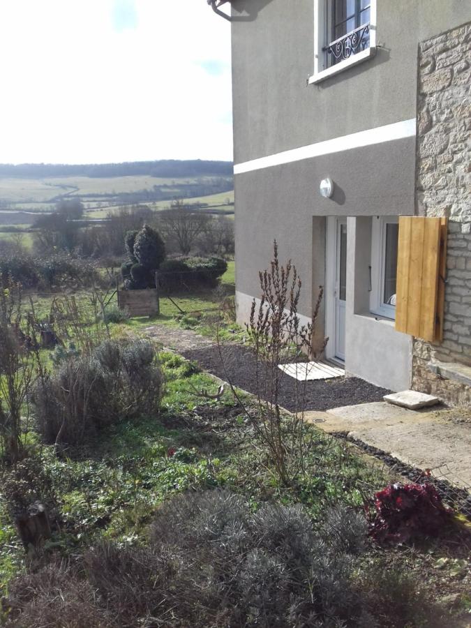 Agréable chambre meublée, vue sur la vallée de l'Auxois - Bed and Breakfast