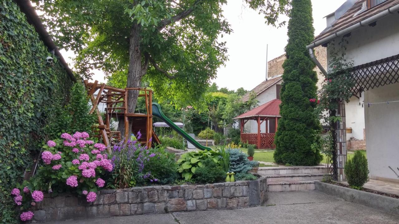 Székely Vendégház - B&B Strigonio