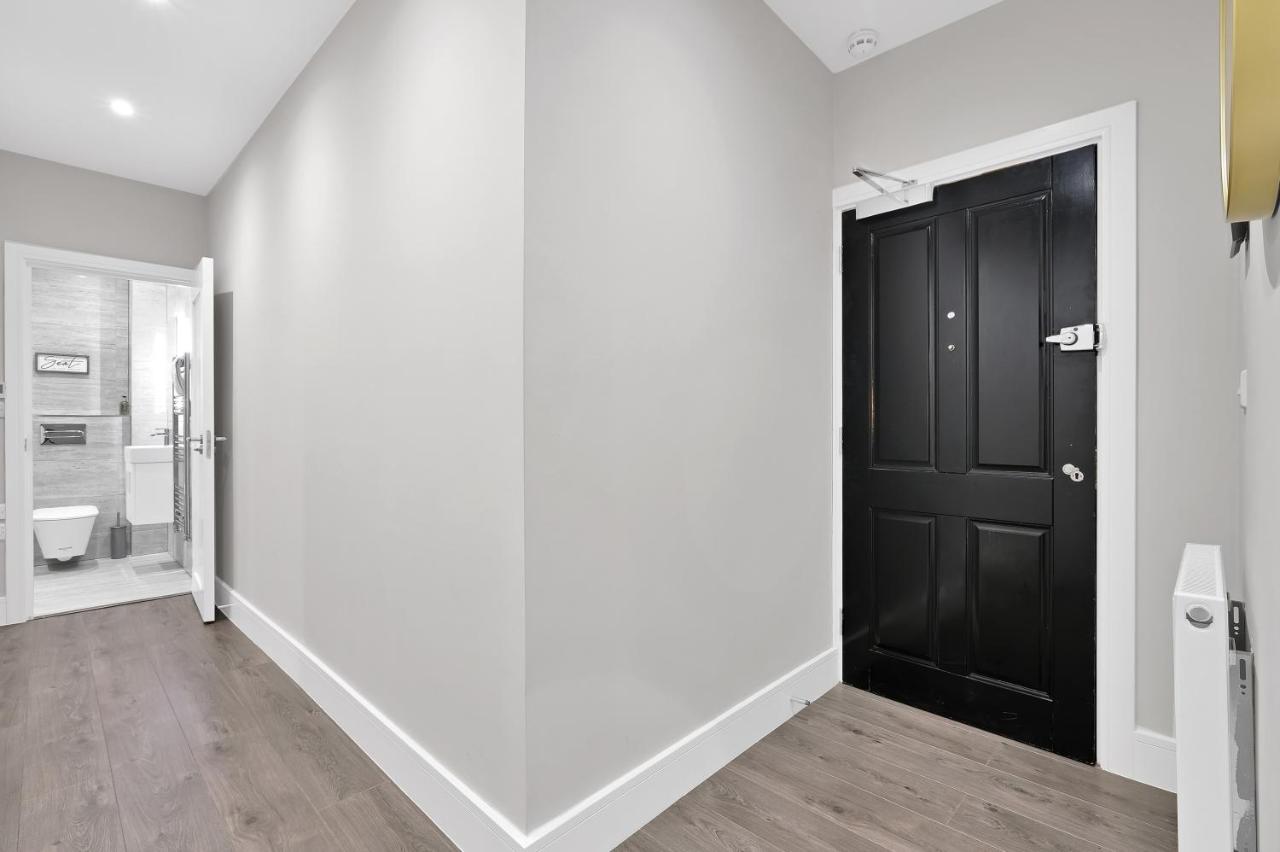 Crown Place 2 & 3 Bedroom Luxury Apts with Parking in Shepperton By 360Stays - B&B