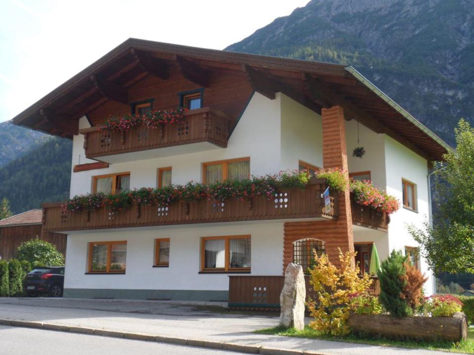 B&B Holzgau - Haus Sonnenschein - Bed and Breakfast Holzgau