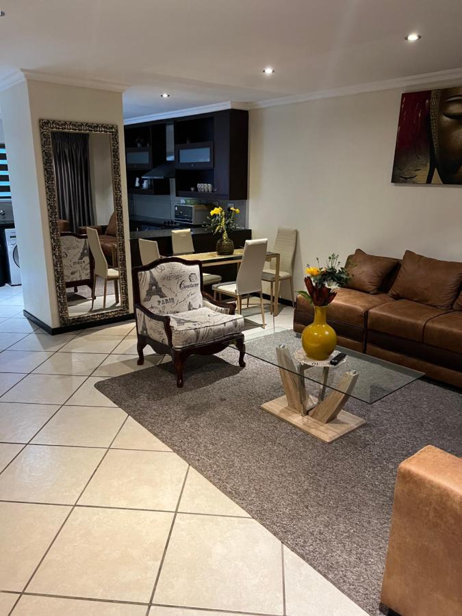 B&B Sandton - Beautiful homely apartment opposite fourways mall. - Bed and Breakfast Sandton
