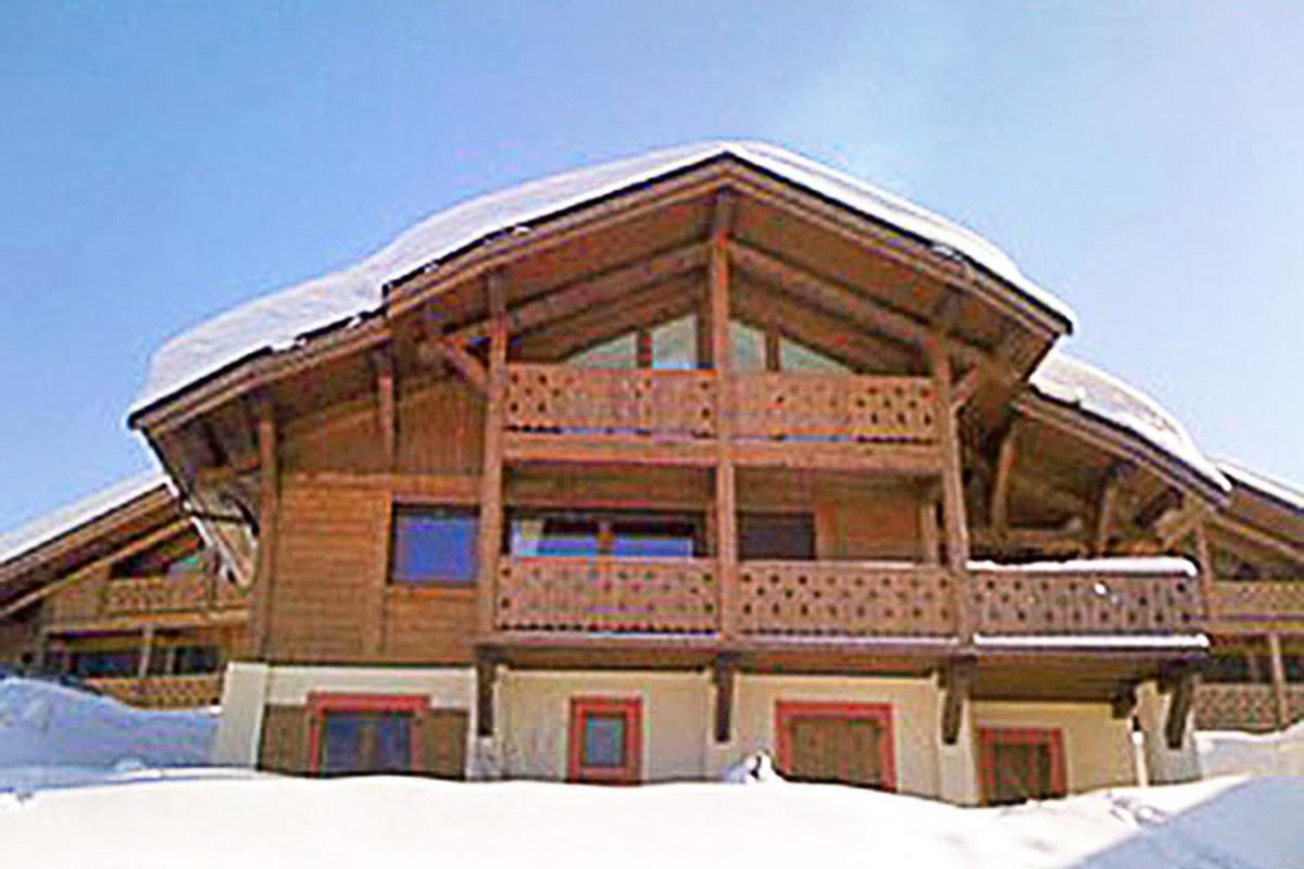 chalet Amitie familial de luxe avec JACUZZI, à 150 m des pistes de ski de la Turche, Parking privé, WIFI fibre, cheminée avec bois, - B&B