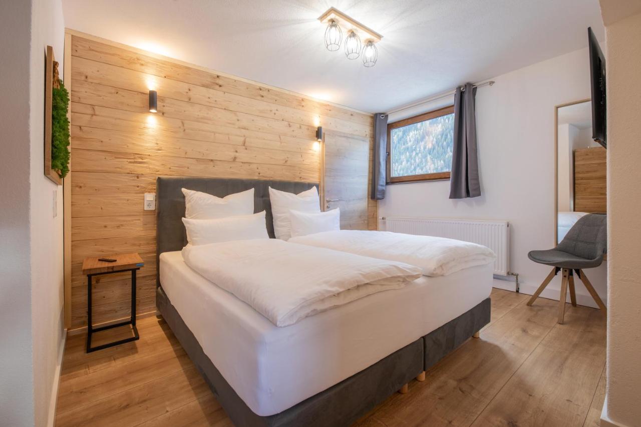 Apartment with Mountain View