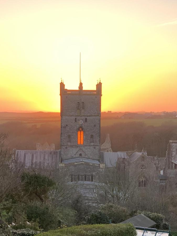 B&B St Davids - St Davids Gin & Kitchen - The Cathedral Villas - Bed and Breakfast St Davids