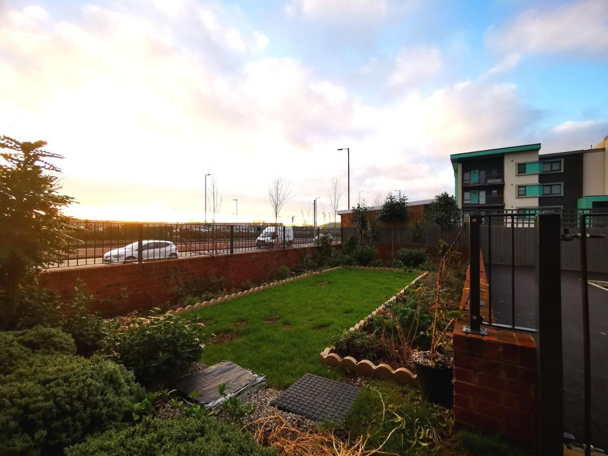 HEYHOO The Lawnswood - Spacious Holiday Home With Free Parking - Perfect for Co-op Live & Etihad Stadium - Chambres d'hôtes Manchester
