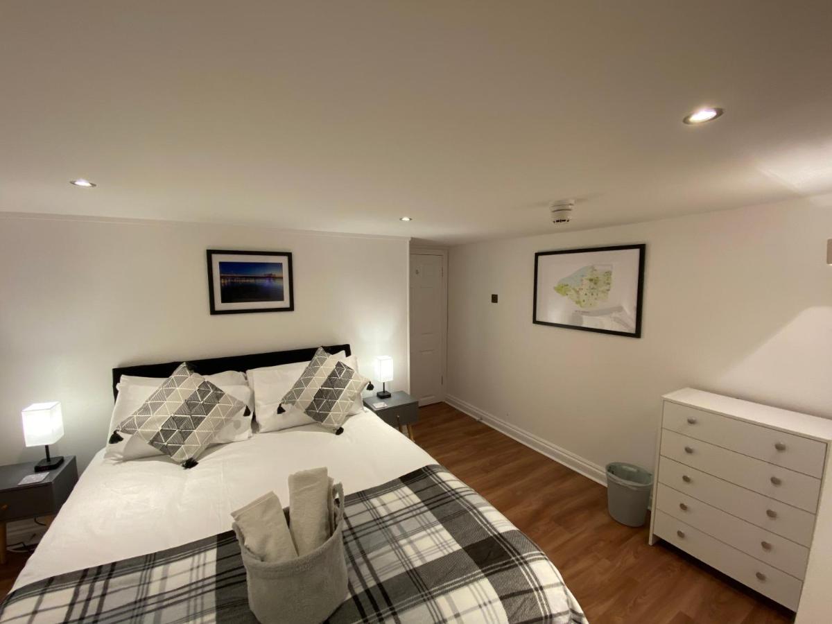 Westons Hideaway, 2 Bed, Free Parking, 6 mins walk to beach, - Chambres d'hôtes Weston-super-Mare