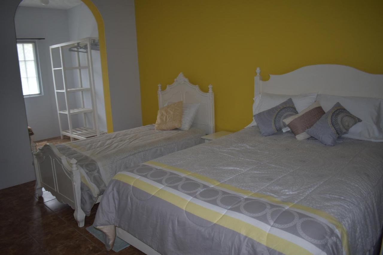 Dreibettzimmer mit Bergblick