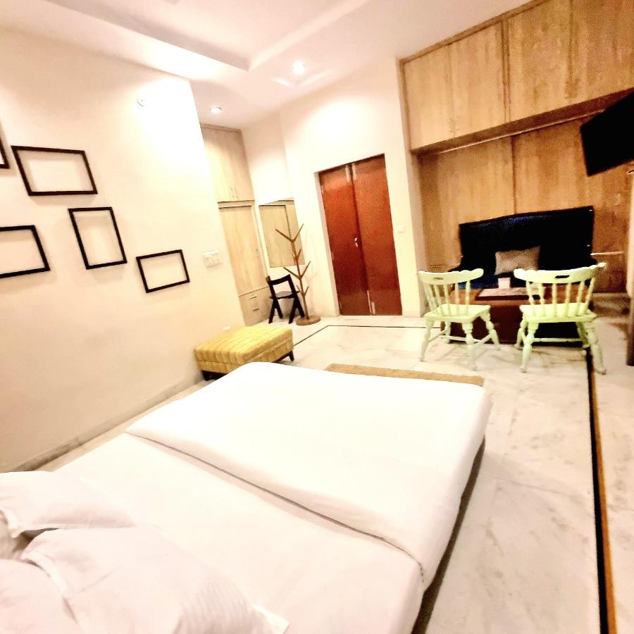 King Studio with Sofa Bed