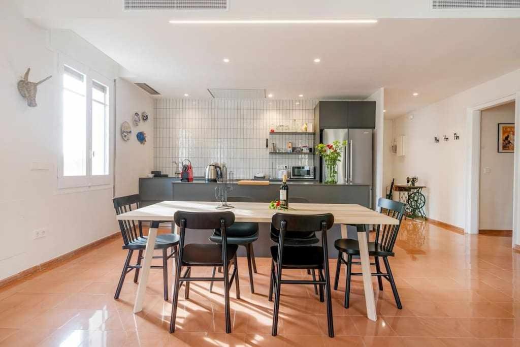 B&B Girona - New top floor apt with a lot of light y aircon - Bed and Breakfast Girona