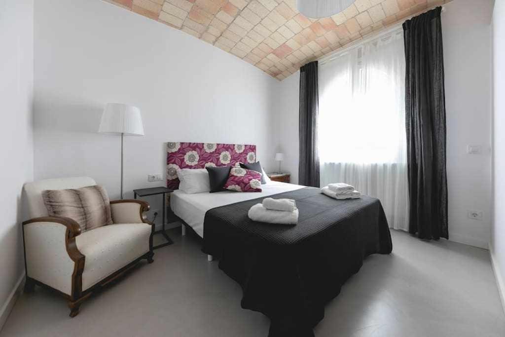 B&B Gérone - Newly renovated room w Pool y BikeParking - Bed and Breakfast Gérone