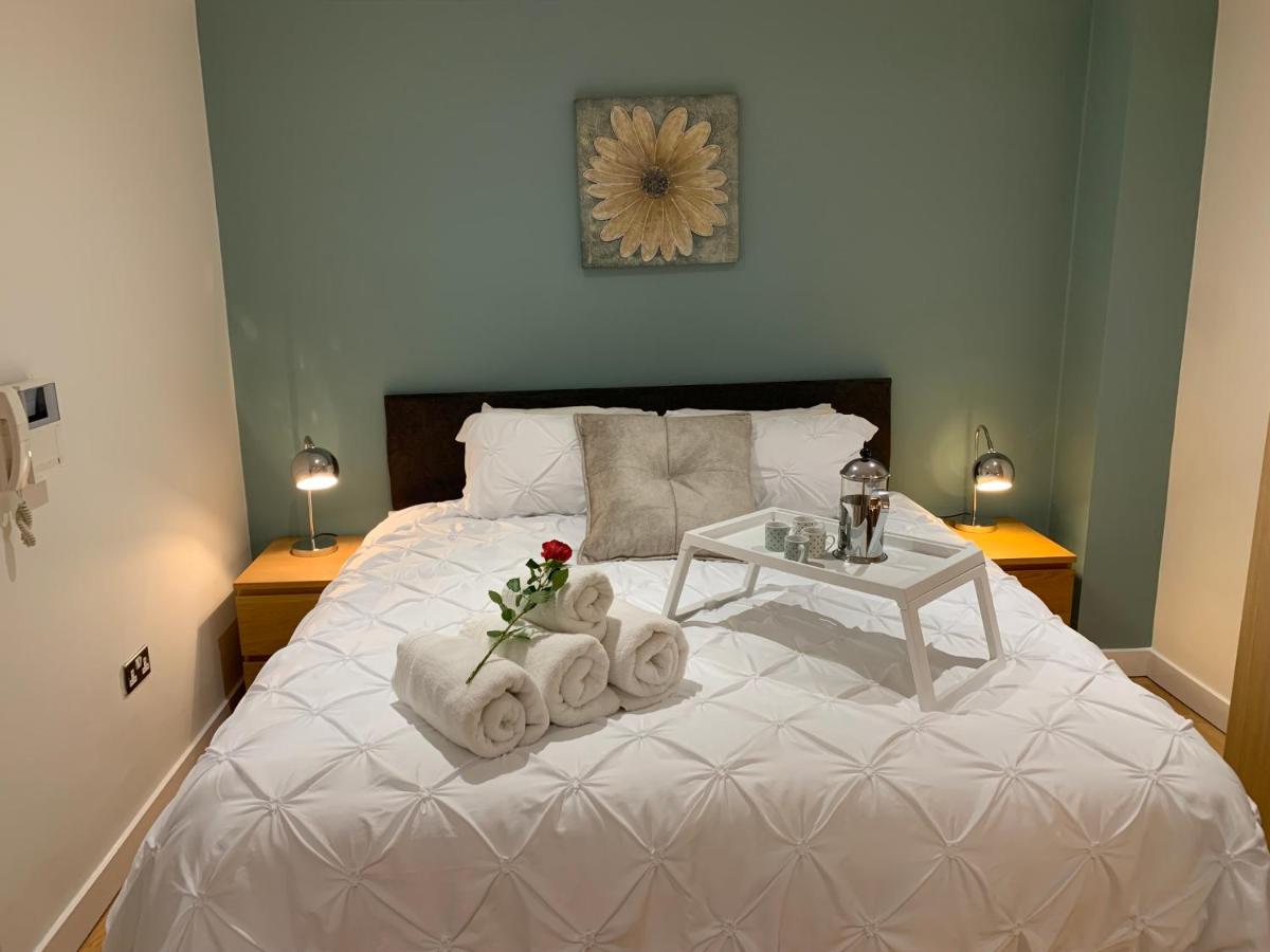 B&B Sheffield - Modern, City Centre, Studio Apartment with FREE WIFI, GYM ACCESS, NETFLIX - West One - Bed and Breakfast Sheffield