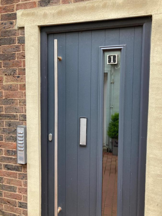 Gorgeous Central Studio with Balcony, 2 mins to Beach and Pier - B&B