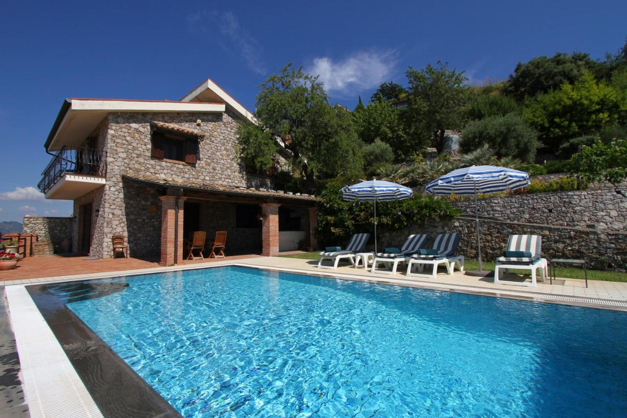Villa Etna Mare - Pool villa in peaceful location with breathtaking views of the sea, Mt Etna & Taormina - - Chambres d'hôtes Taormina