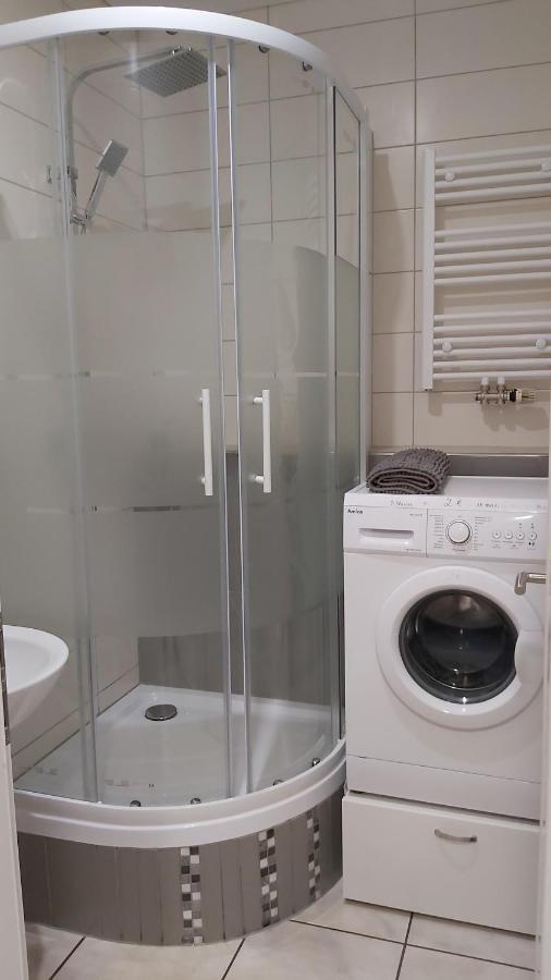 Chambre Simple avec Toilettes et Douche Communes