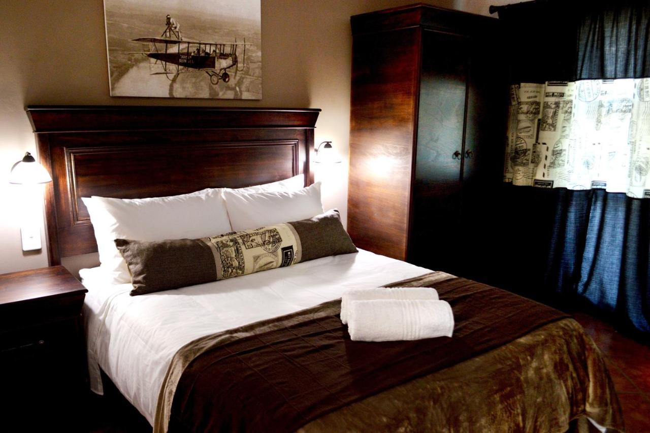 Small Double Room - Gladys Ingles