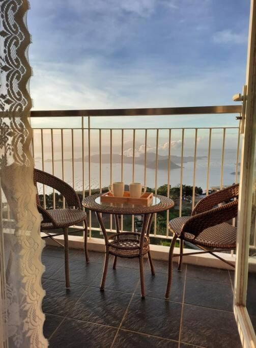 1 BR Cozy Farmhouse-Style Condo with Balcony & Taal View at Wind Residences - Chambres d'hôtes Tagaïtaï