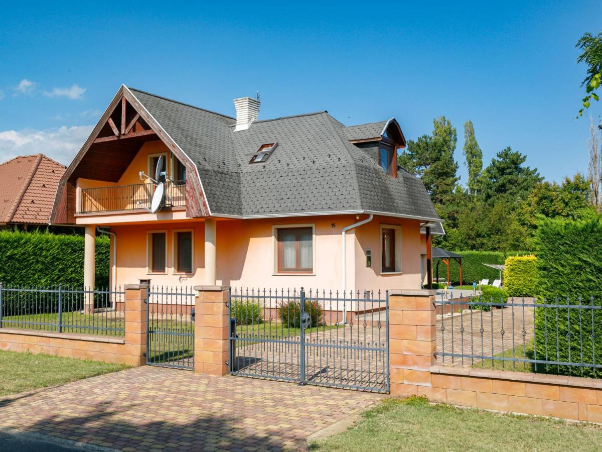 B&B Balatonszárszó - Holiday Home Narcisse by Interhome - Bed and Breakfast Balatonszárszó