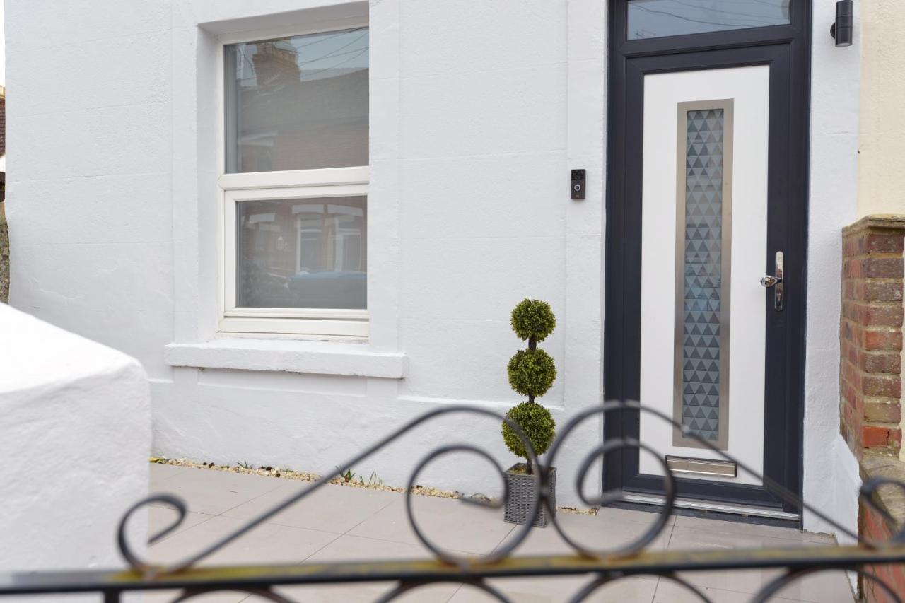 Outstanding modernised 3/4 double bedroomed house - B&B Littlehampton