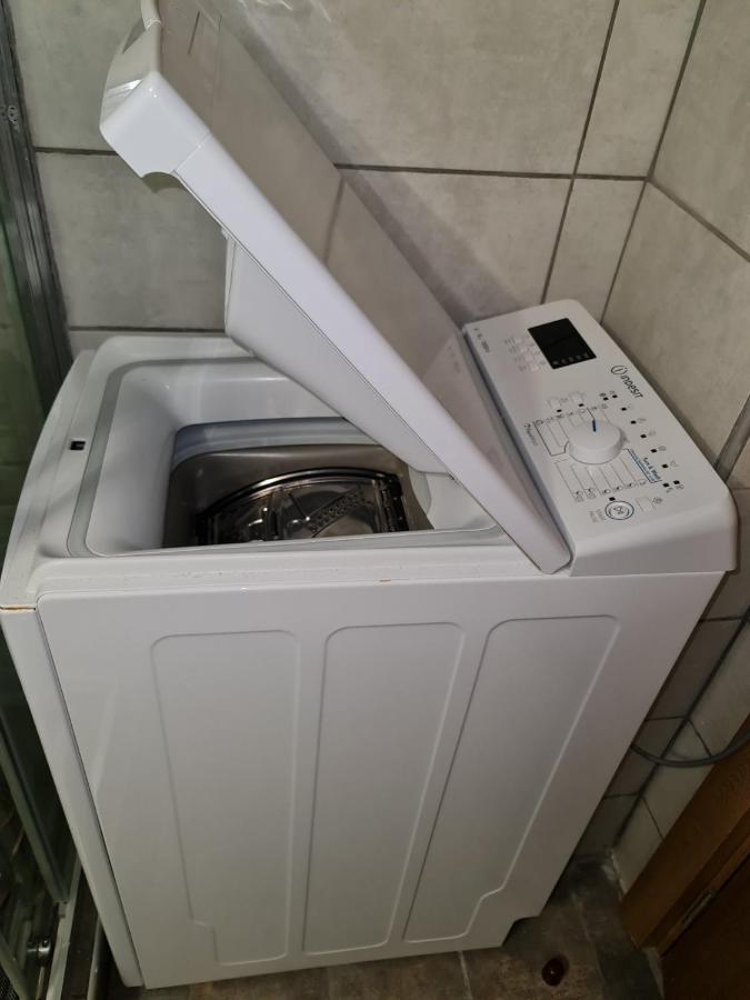 White Apartment 70m from the sea - B&B Néa Péramos