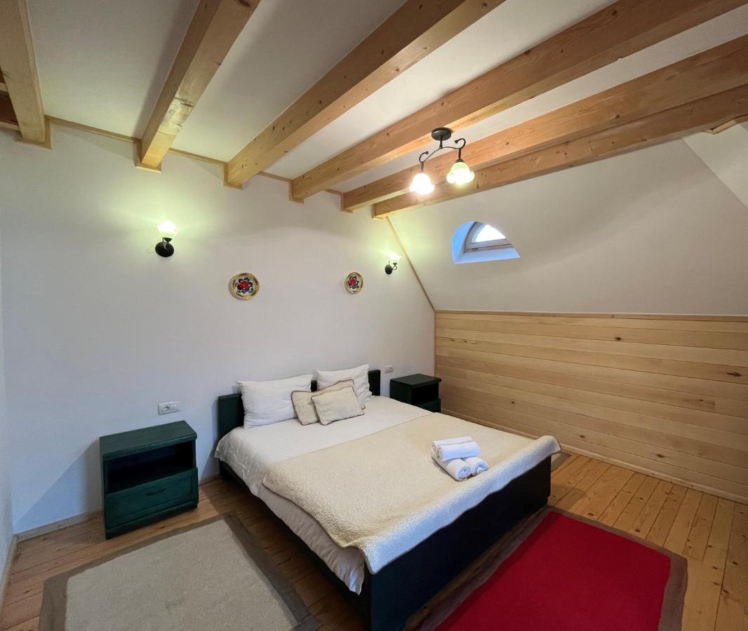 Habitación con cama grande y balcón