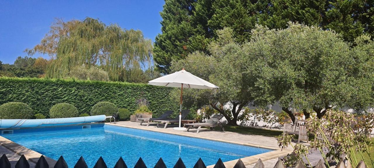 VILLA LE CLOS DES OLIVIERS, piscine chauffée, 5 chambres, jardin de 2500m2, proche plage - Bed and Breakfast