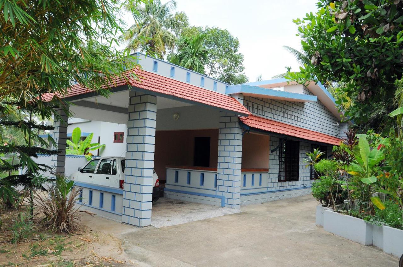 Muralee's Riverside Villa in Kochi - B&B