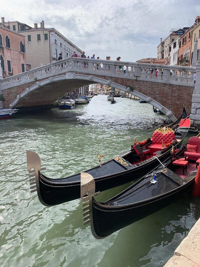 Guglie Canal View Apartment in Venice - B&B Venecia