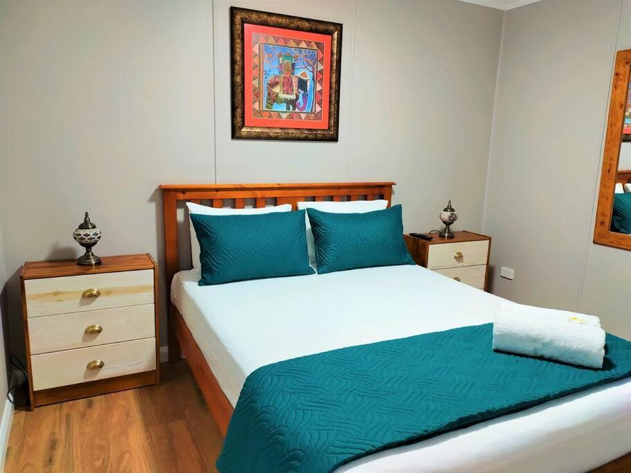 B&B Townsville - Cute City Cottage - 2 Bedroom - The Strand - Bed and Breakfast Townsville