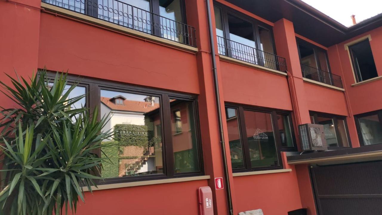 LT - Room's Bed & Living - B&B Monza