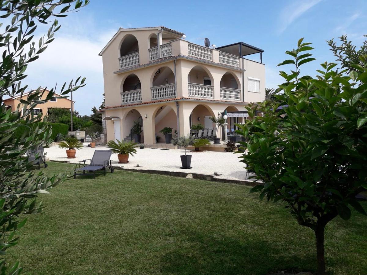 Villa Meli - Apartments mit Meerblick - Bed and Breakfast Medulin