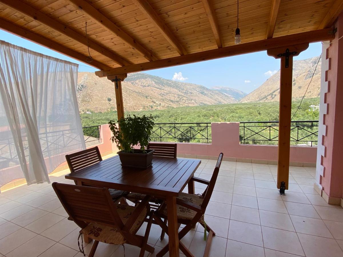 Gkiko’s Guest House - B&B Qeparo
