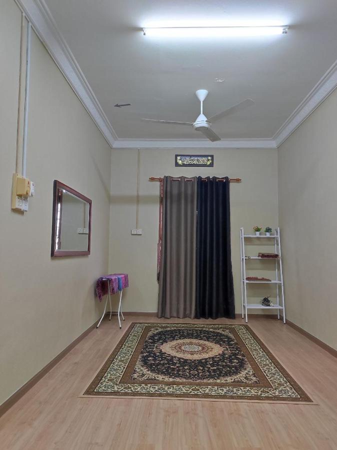 B&B Kota Bharu - Kubang Kerian DECO HOMESTAY Aircond Wifi Netflix - Bed and Breakfast Kota Bharu