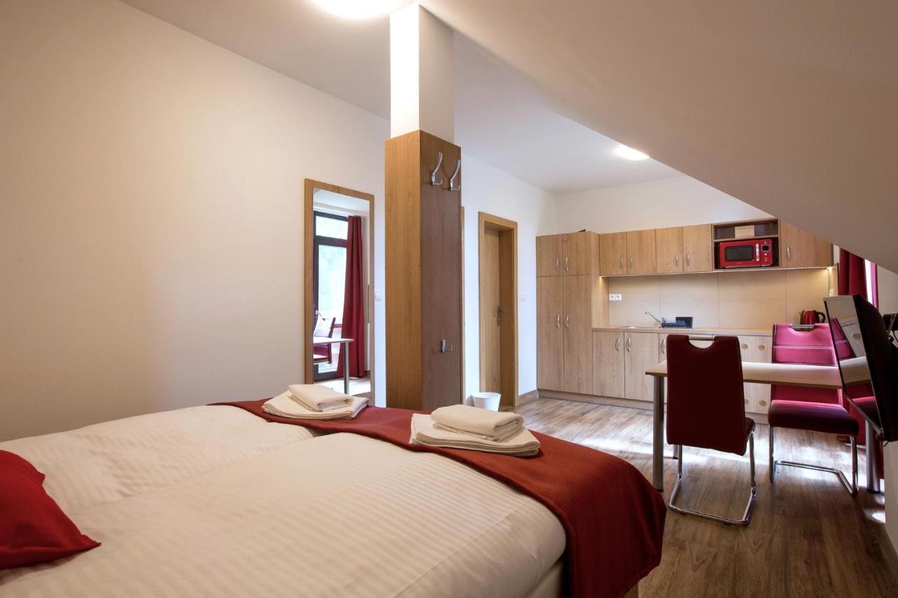 Chambre Double Deluxe (2 Adultes + 1 Enfant)