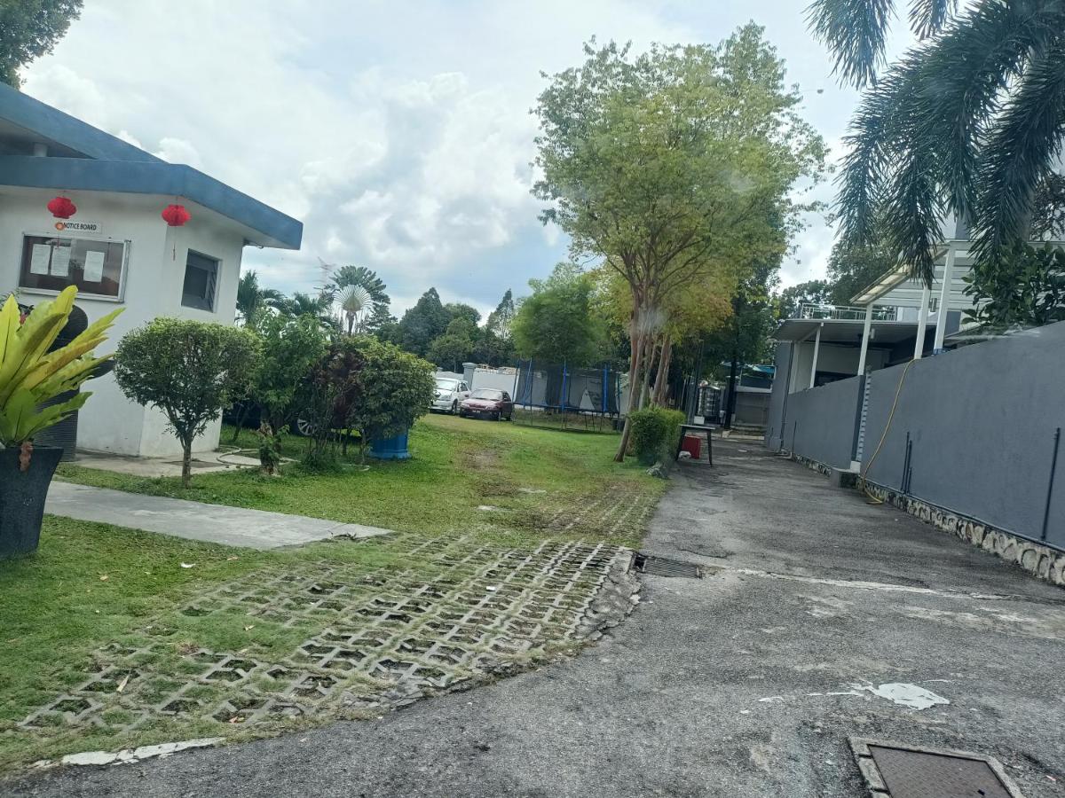 Entire Residential Home•Jia Residences Bkt Serdang沙登温暖的家 - Bed and Breakfast