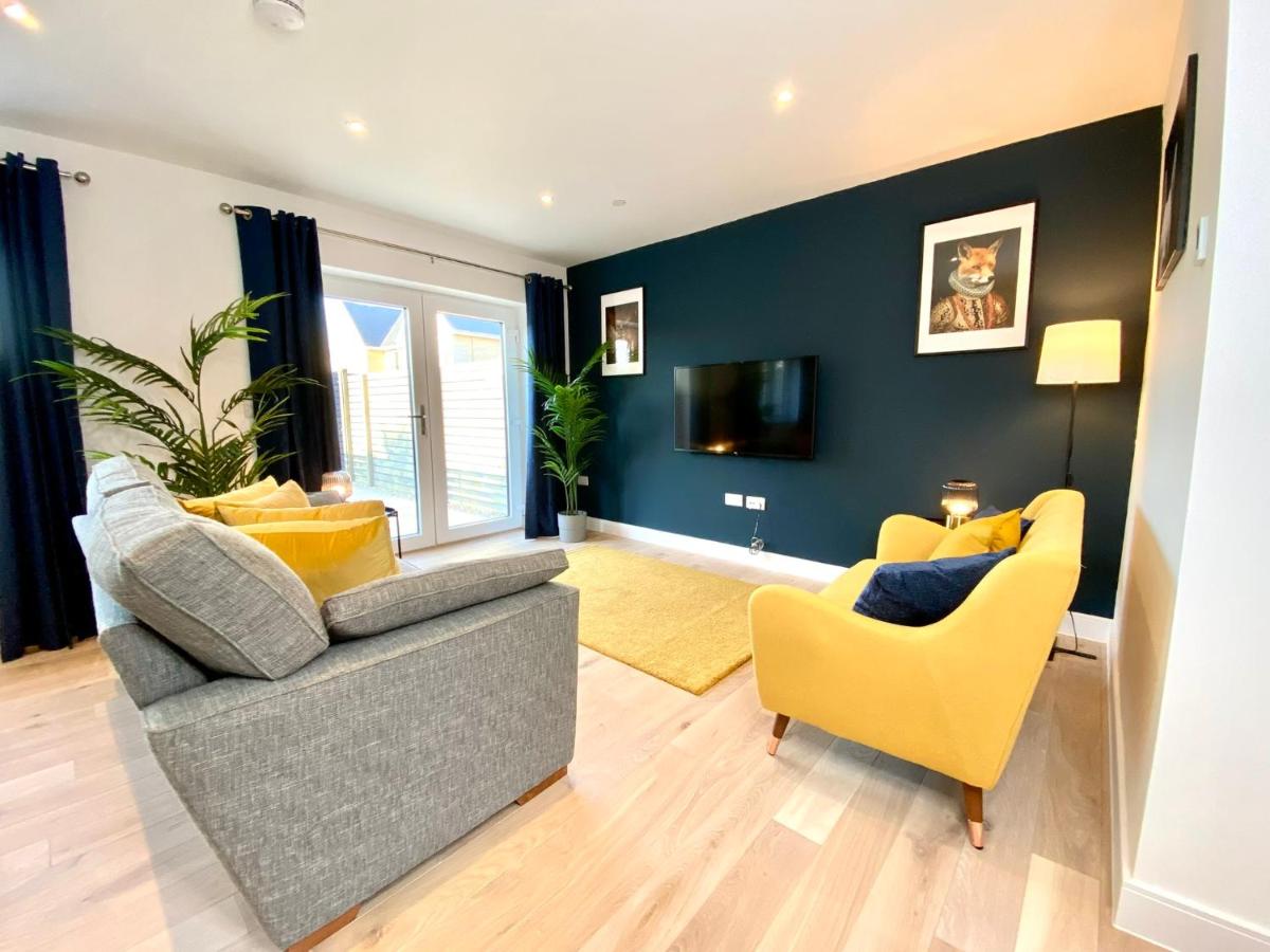 B&B Lytchett Minster - Stunning NEW Large 3 bedroom House - 5 Minutes to the nearest Beach! - Great Location - Garden - Parking - Fast WiFi - Smart TV - Newly decorated - sleeps up to 7! Close to Poole & Bournemouth & Sandbanks - Bed and Breakfast Lytchett Minster