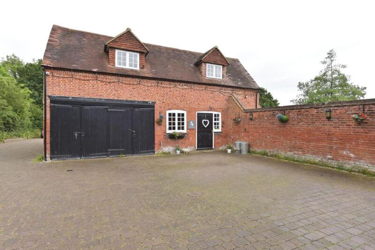 B&B Brentwood - Stunning 100-year-old Converted Coach House - Bed and Breakfast Brentwood