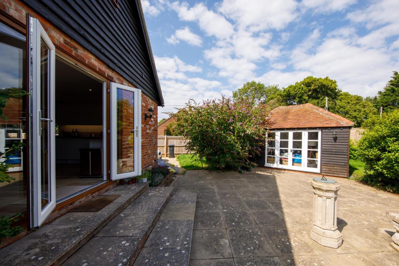 Escape to Orchard Croft Lodge, a beautifully appointed dog friendly holiday home with flexible Super King or Twin beds, offering the perfect stay for couples, families or friends, close to West Wittering Beach, all Goodwood Events and Southend Barns - Chambres d'hôtes Chichester